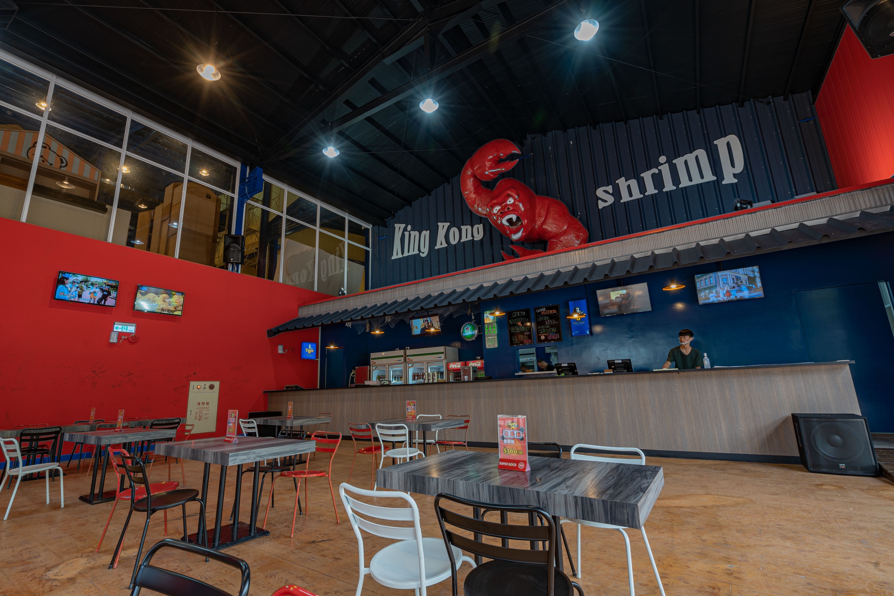 園區內設有金剛蝦餐廳提供美式海鮮餐飲服務，玩累了來此大啖美食，恢復能量