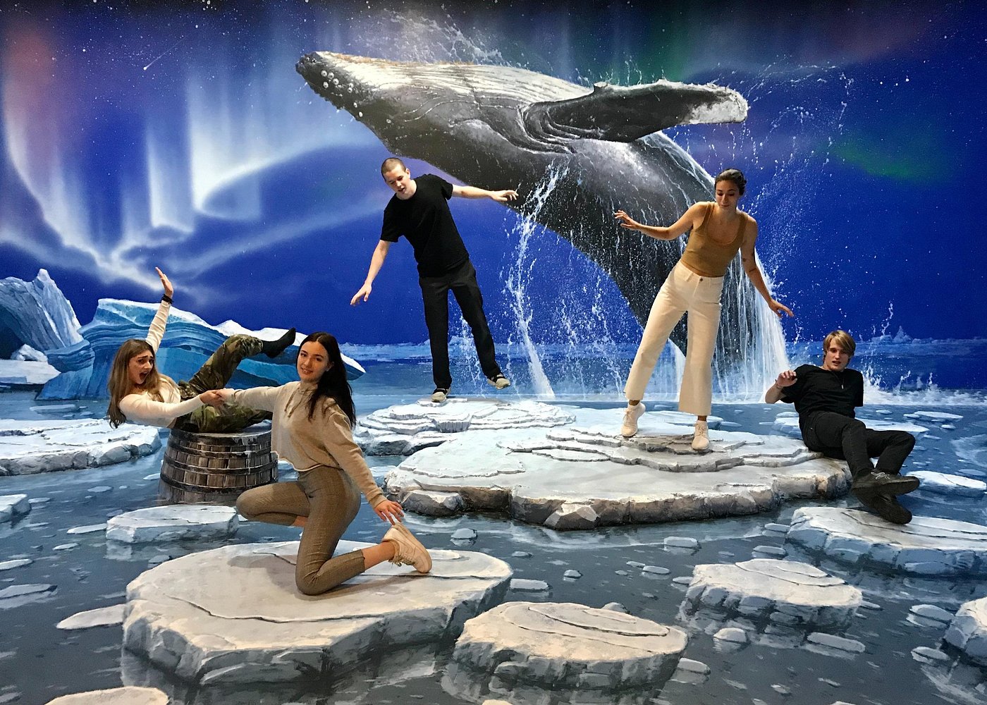 在充滿活力的藝術背景下，於奇幻的錯覺空間中擺出俏皮的姿勢