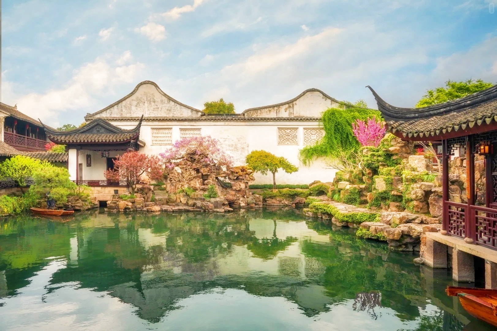 政園以水為中心,亭臺樓閣、假山池沼、花草樹木錯落有致,巧妙地融合了自然美和人工美,形成了獨特的園林景觀。其建築風格體現了江南水鄉的特色,建築造型輕盈飄逸,裝飾精美細膩,具有很高的藝術價值 政園以水為中心,亭臺樓閣、假山池沼、花草樹木錯落有致,巧妙地融合了自然美和人工美,形成了獨特的園林景觀。其建築風格體現了江南水鄉的特色,建築造型輕盈飄逸,裝飾精美細膩,具有很高的藝術價值