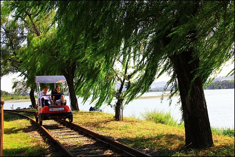在寧靜的湖畔鐵道上馳騁，享受清新空氣與開闊天空的環繞。