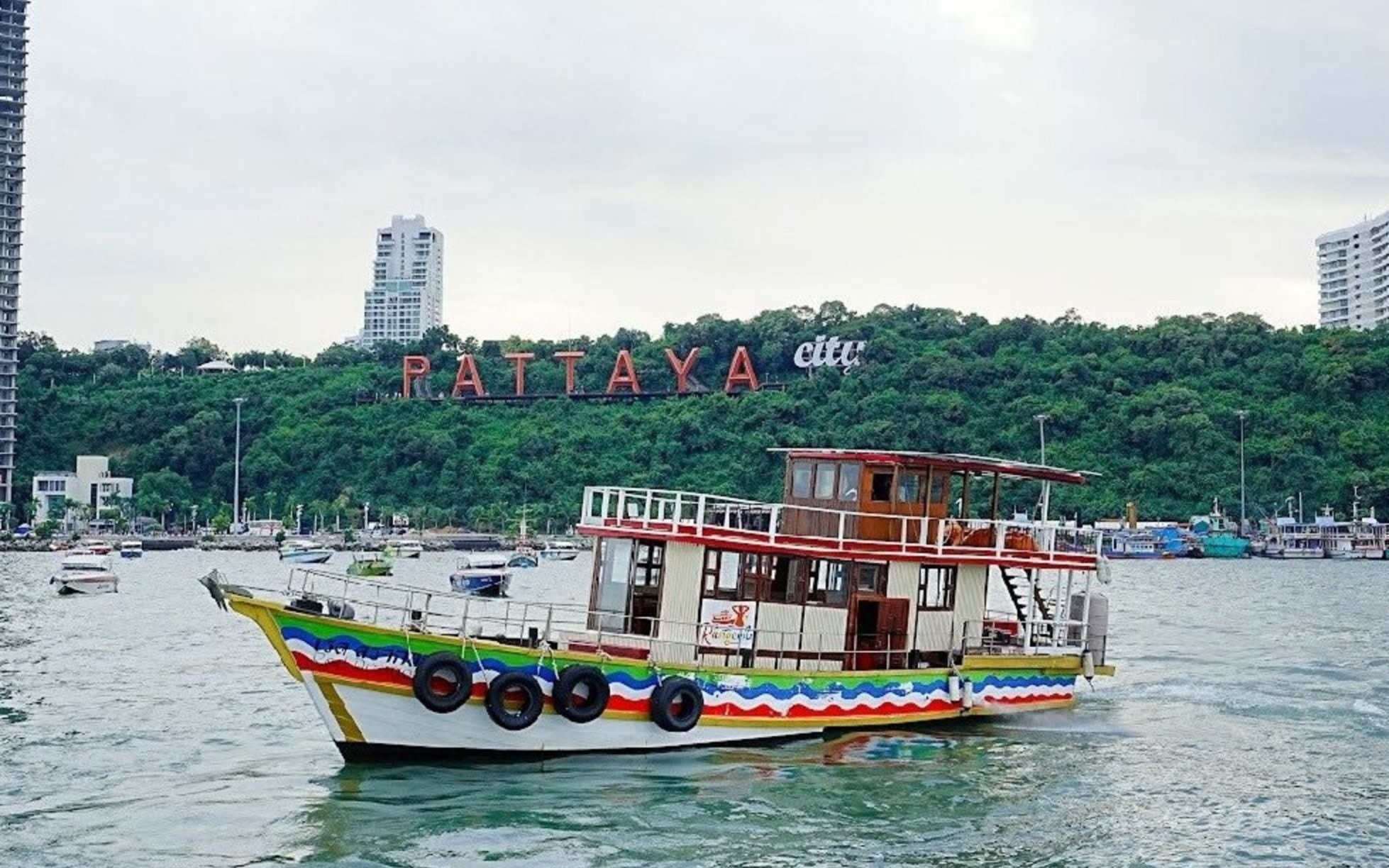 Pattaya Sunset Cruise with Starters Admission Ticket