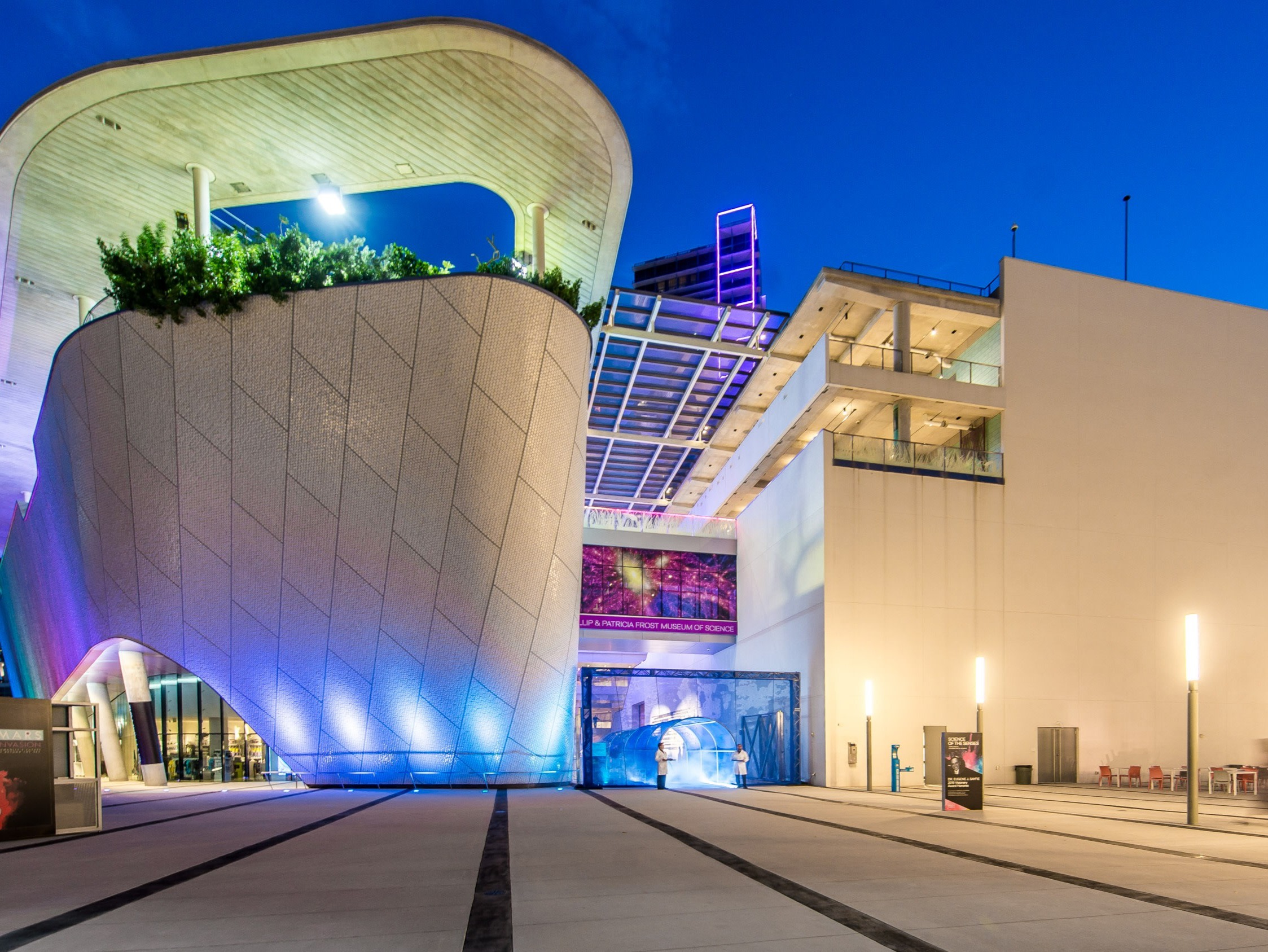 坐落於比斯坎灣畔的佛羅斯特博物館,以其現代化的建築奇蹟,深深吸引著每一位到訪的遊客。 坐落於比斯坎灣畔的佛羅斯特博物館,以其現代化的建築奇蹟,深深吸引著每一位到訪的遊客。