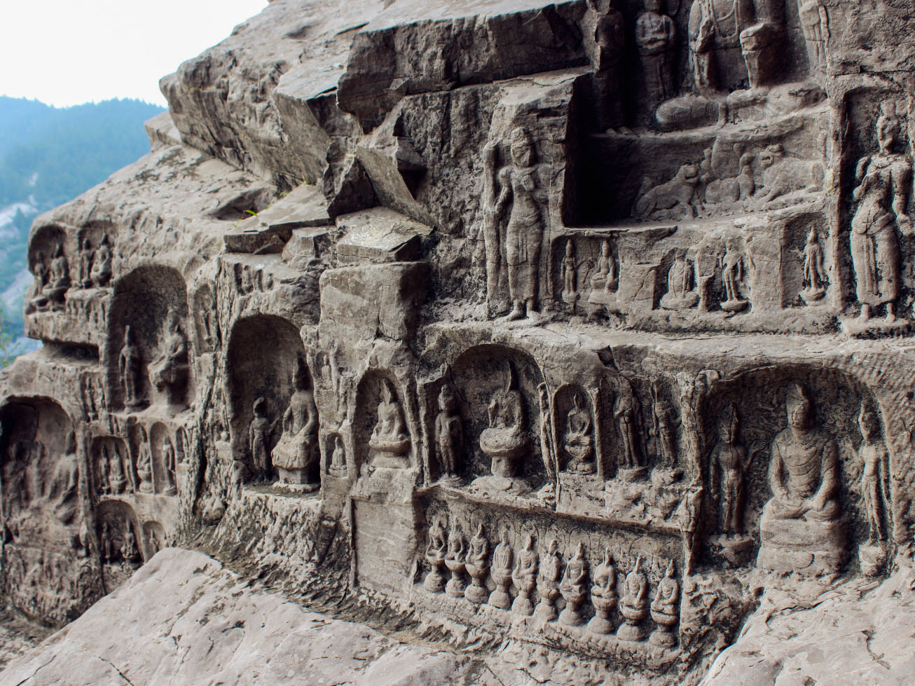 4-Hour Private Walking Tour of Luoyang Longmen Grottoes