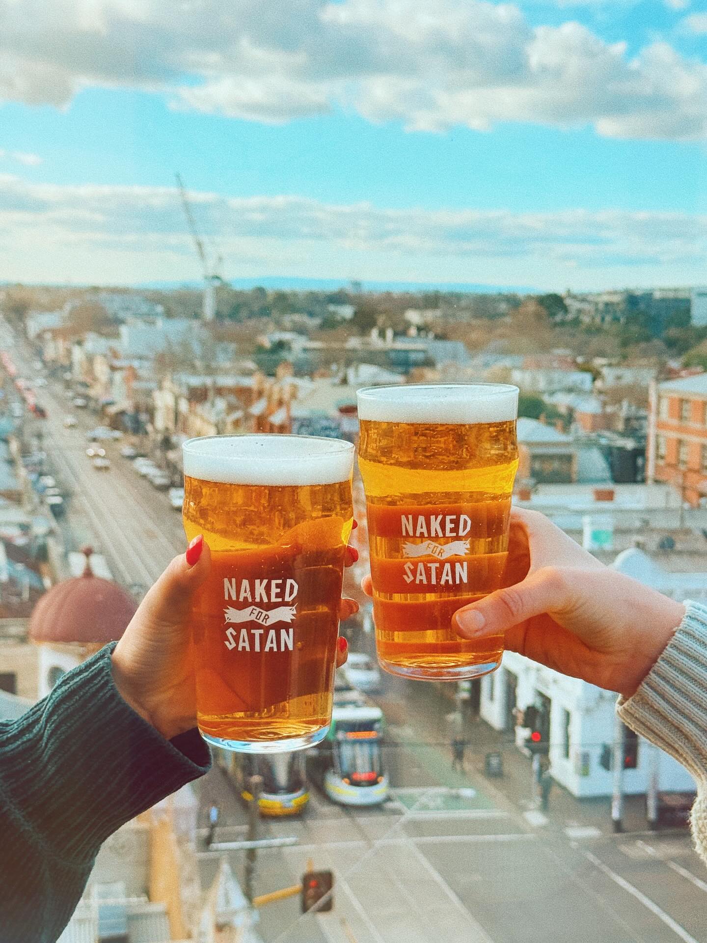 在屋頂暢飲，俯瞰菲茨羅伊區美景 - Naked for Satan的招牌體驗