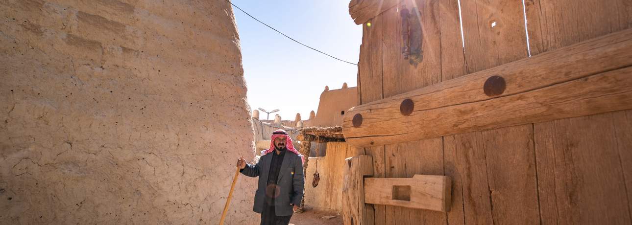 Hail Al-Qishla Palace & Jubbah Rock Carvings One-Day Tour