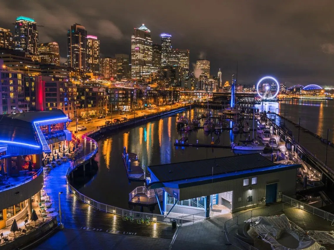 在迷人的夜間之旅中，欣賞西雅圖（Seattle）海濱的夜景，包括西雅圖摩天輪和城市天際線