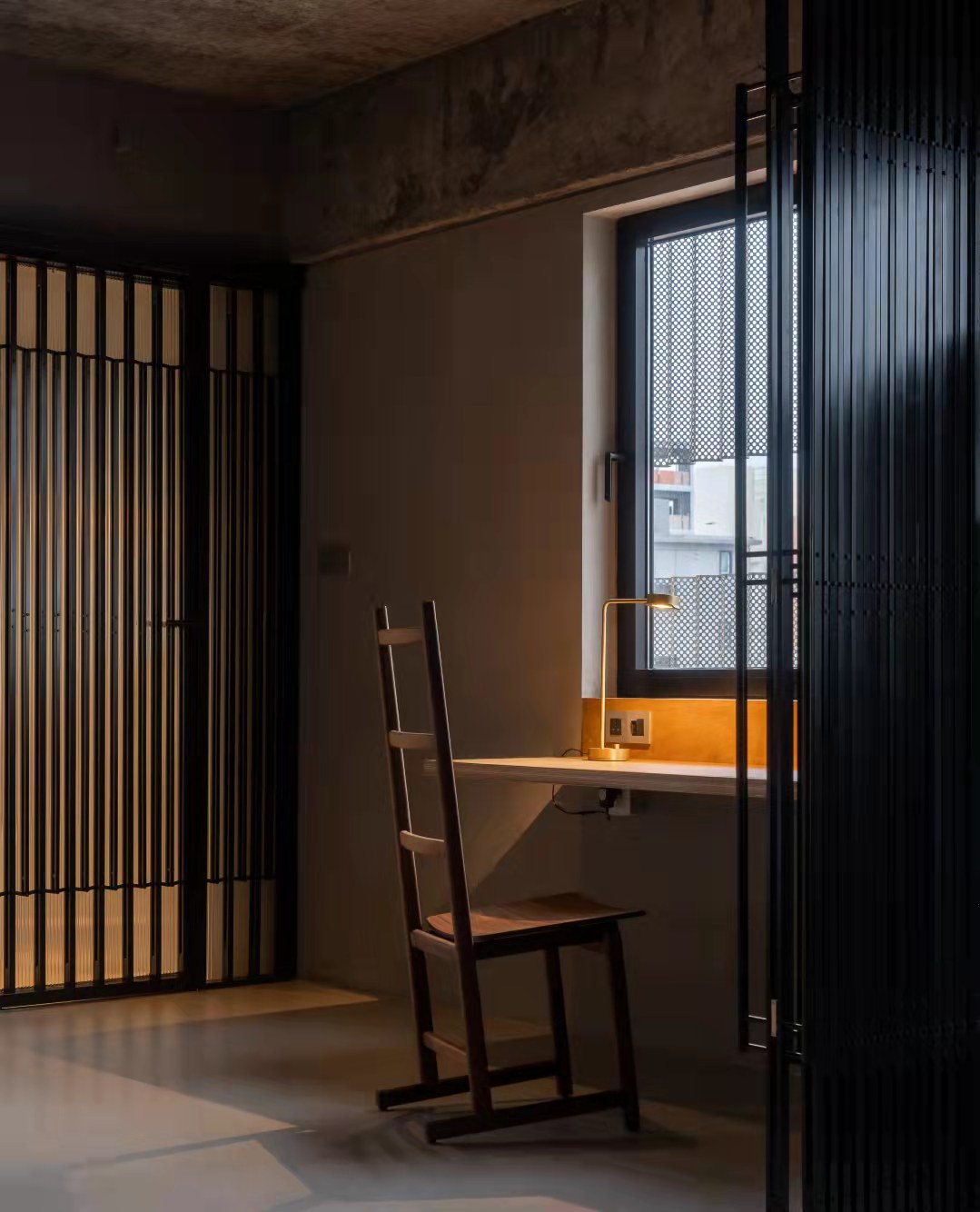 The original mosaic brick facade of the building is retained, and the metal perforated aluminum plate is simply added on the outside to make the appearance more hazy and lined. Looking out from the interior, the blank space of the perforated plate just co