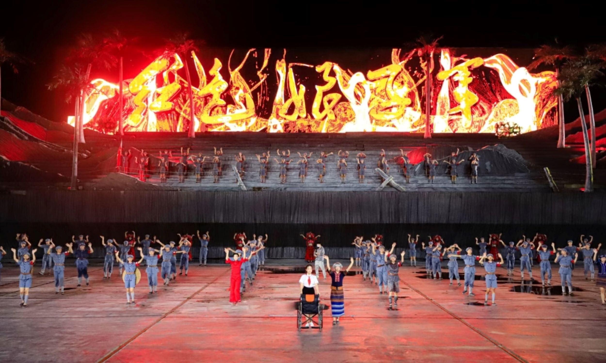 紅幕背景襯軍陣，輪椅角色現傳承，凝鍊娘子軍精神的跨代迴響