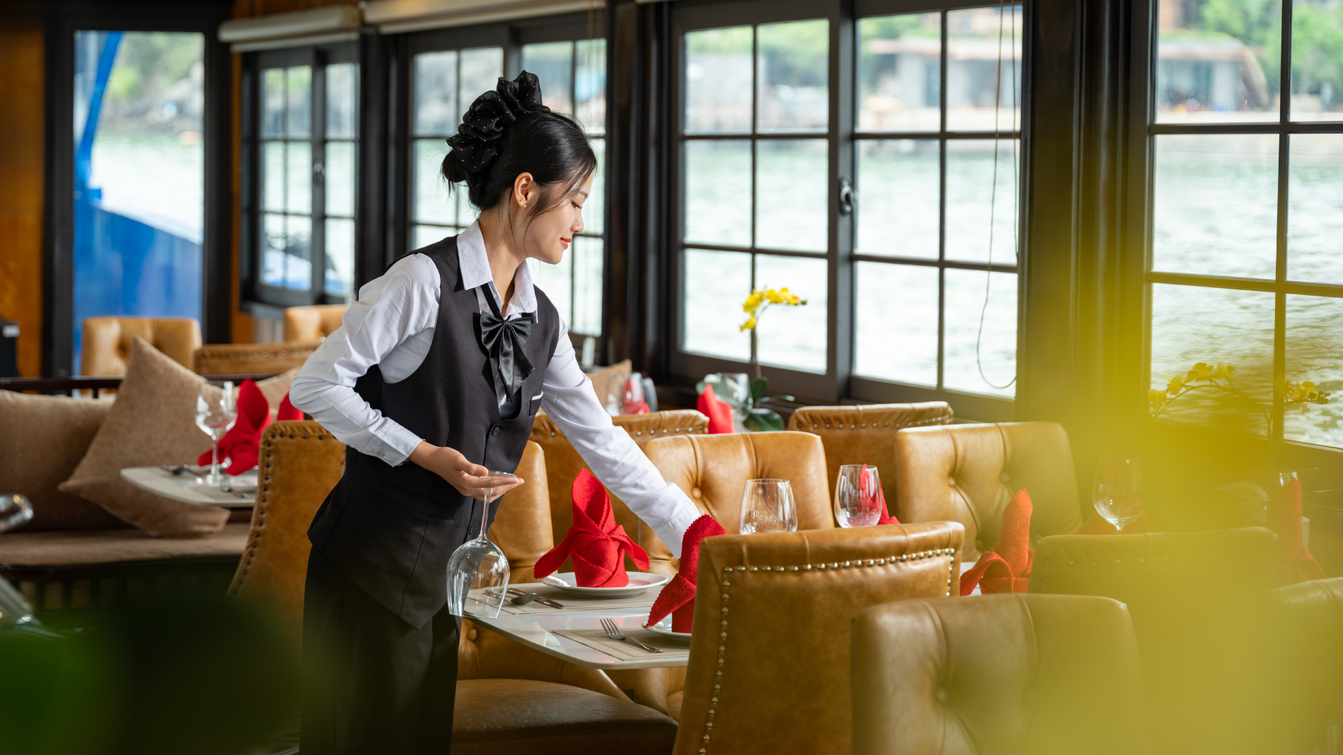 親切友善的服務人員隨時面帶微笑,協助您處理任何需求。 親切友善的服務人員隨時面帶微笑,協助您處理任何需求。