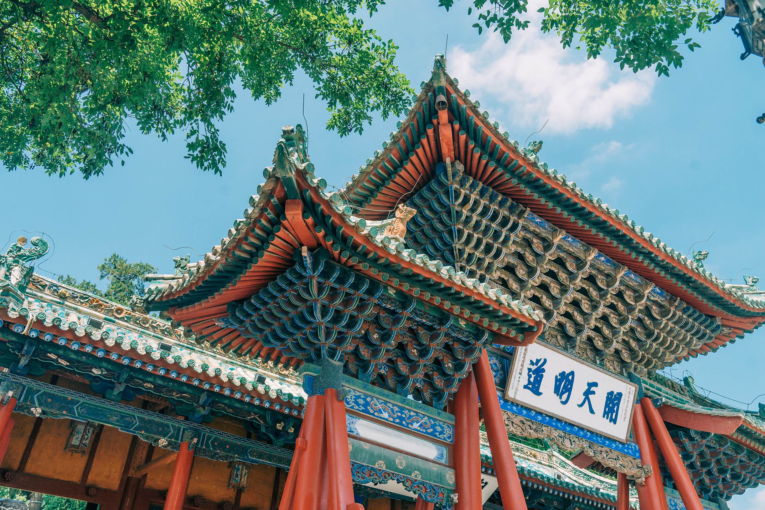 伏羲廟：伏羲廟臨街而建，院落重重相套，四進四院，宏闊幽深。