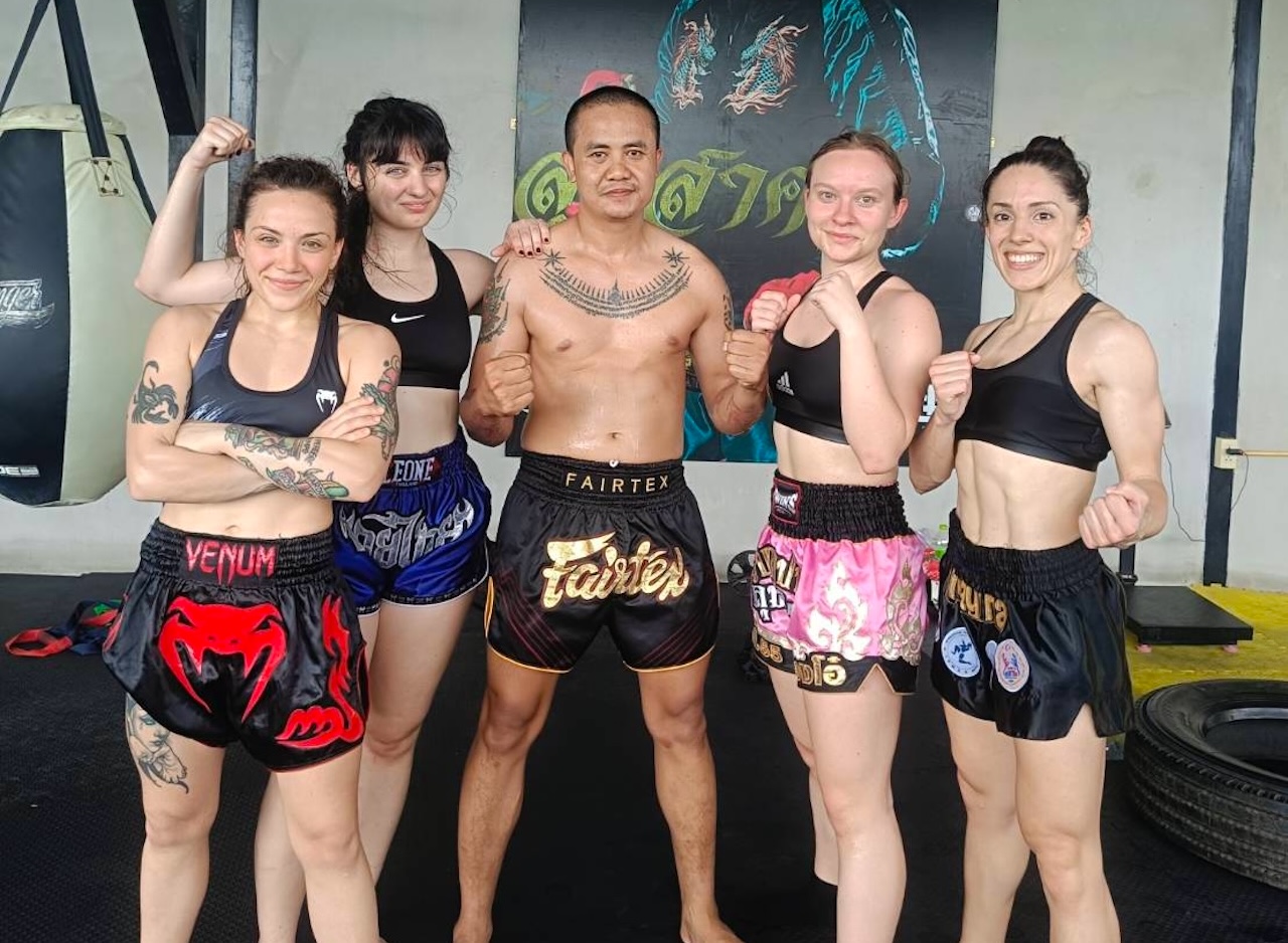 參加入門級泰拳課程,學習基本知識和正確技巧,為日後更進階的訓練做好準備。 參加入門級泰拳課程,學習基本知識和正確技巧,為日後更進階的訓練做好準備。