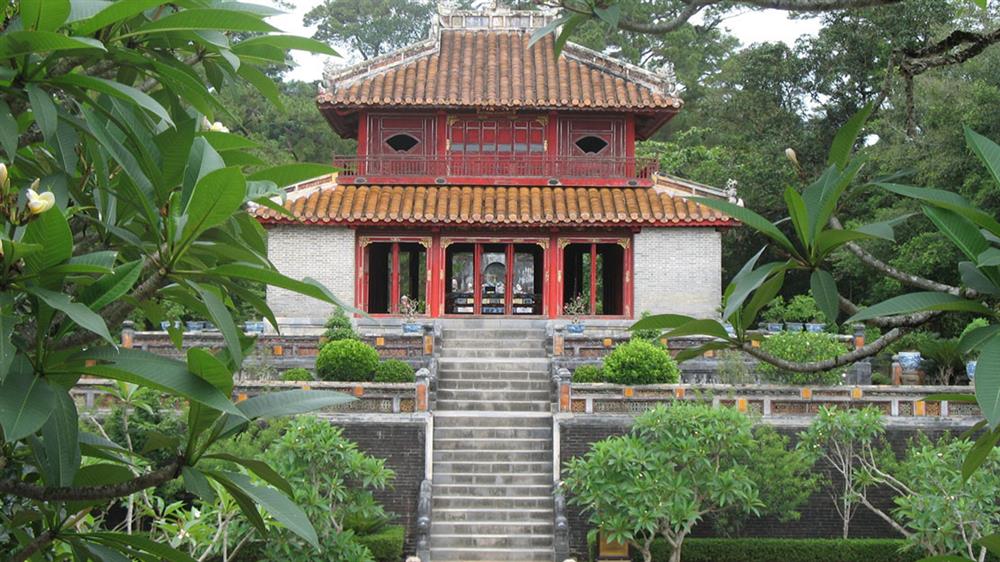 HUE CITY SIGHTSEEING AND FOOD TOUR BY MOTORBIKE