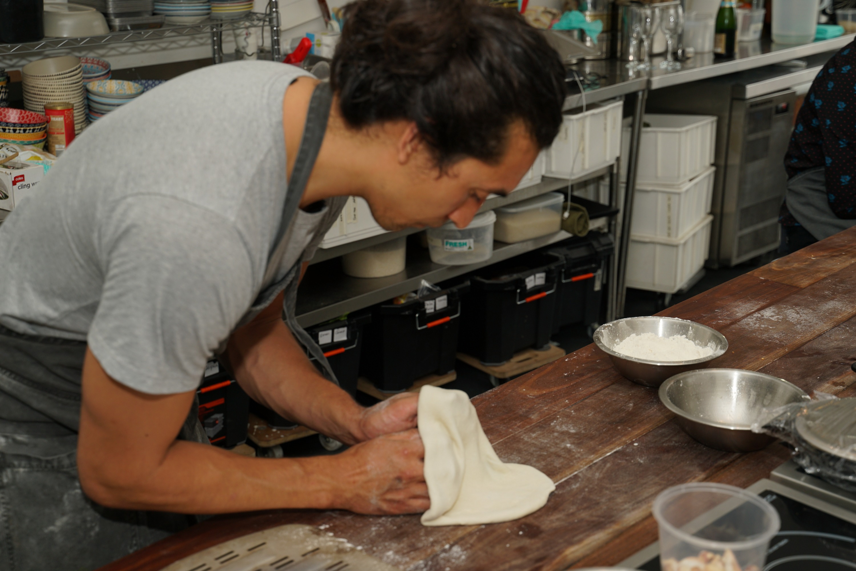 在烹飪課程中，主廚將從手作麵團開始，製作新鮮的披薩和義大利麵！