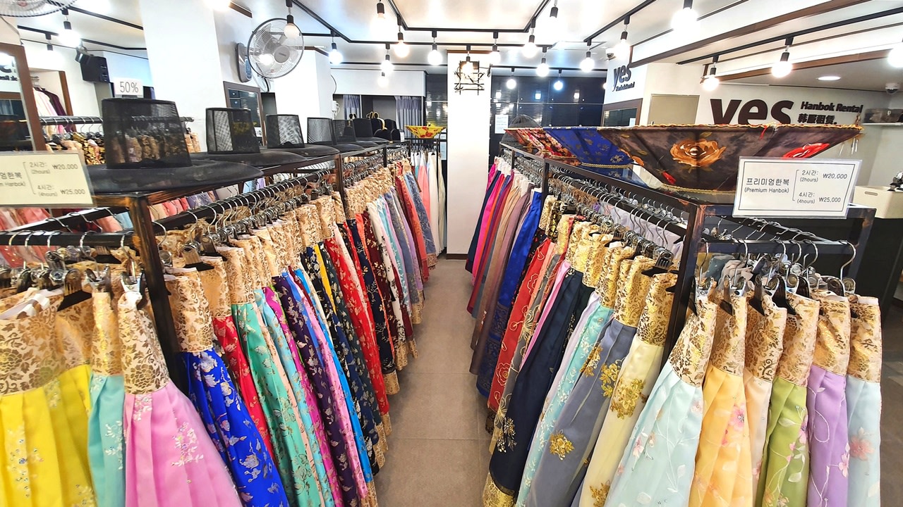 韓服體驗（裙褂）
傳統韓服在韓國被稱為「Hanbok」，通常指裙子（chima）和上衣（jeogori）的組合。男性的韓服則由褲子（paji）和上衣（jeogori）組成。

韓服的歷史可追溯至1,600多年前，近年來，色彩鮮豔、設計精美的「現代韓服」在年輕一代中廣受歡迎。整體造型變化多端。