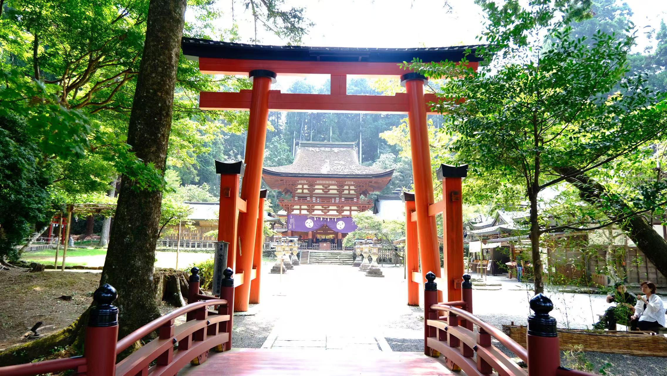 國家指定重要文化遺產丹生都比売神社的樓門，穿過這個樓門，就進入了高野山守護神的地界。所以進去之前，記得先在此敬拜神明。