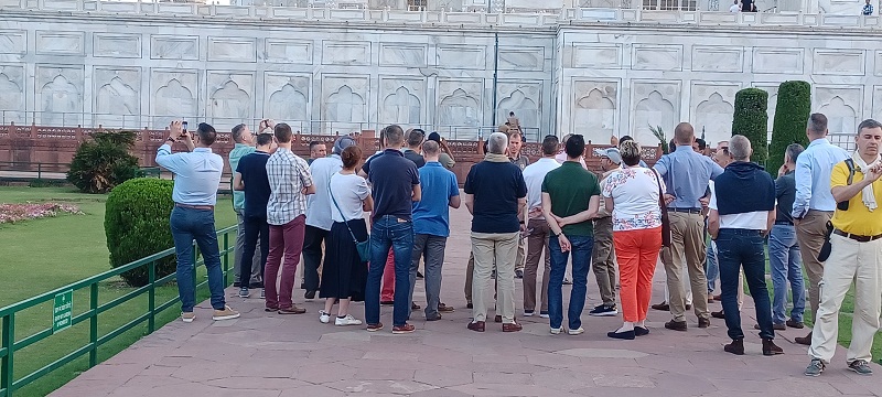 Our Guest see the Taj Mahal with our Guide in Agra.