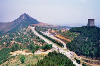 乾陵是唐高宗與武則天的合葬墓，也是中國唯一一座合葬兩位皇帝的陵墓。它是唐代帝王陵墓中保存最完好的，擁有著名的石刻，包括無字碑和 61 尊外國使臣像。