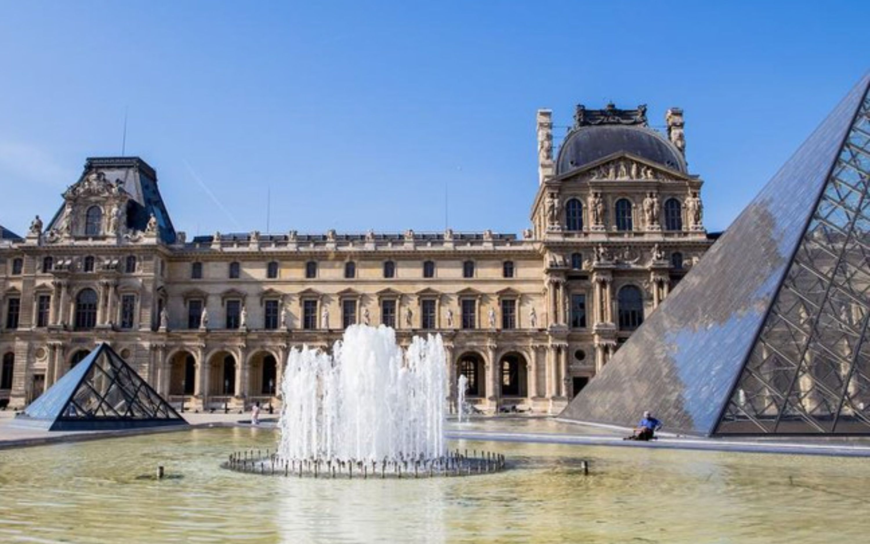 在羅浮宮展開一場穿越藝術史的旅程，這裡收藏了無數經典作品與珍貴文化瑰寶。