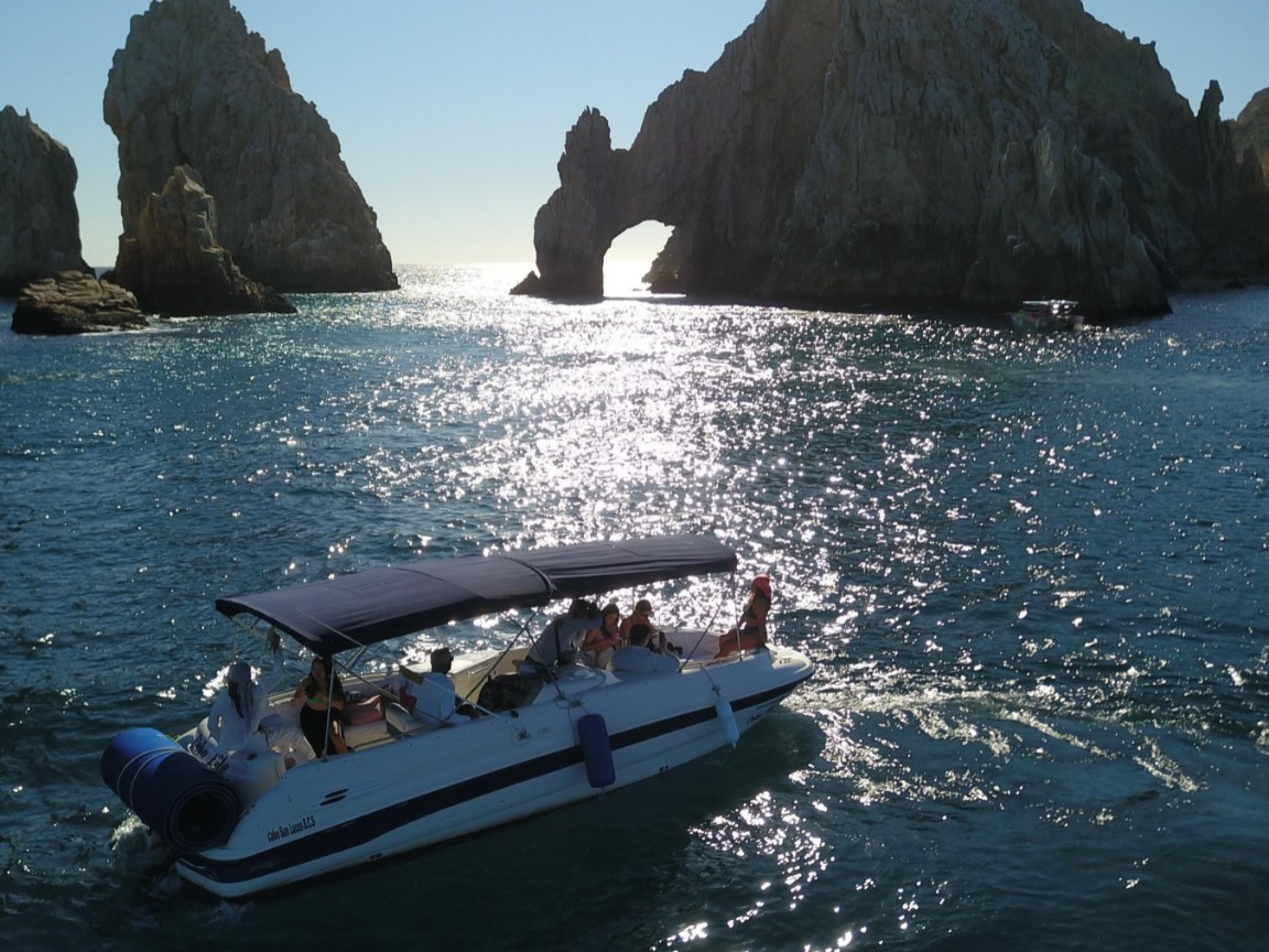 Яхта плывет мимо El Arco, иконической естественной скалы-арки Кабо