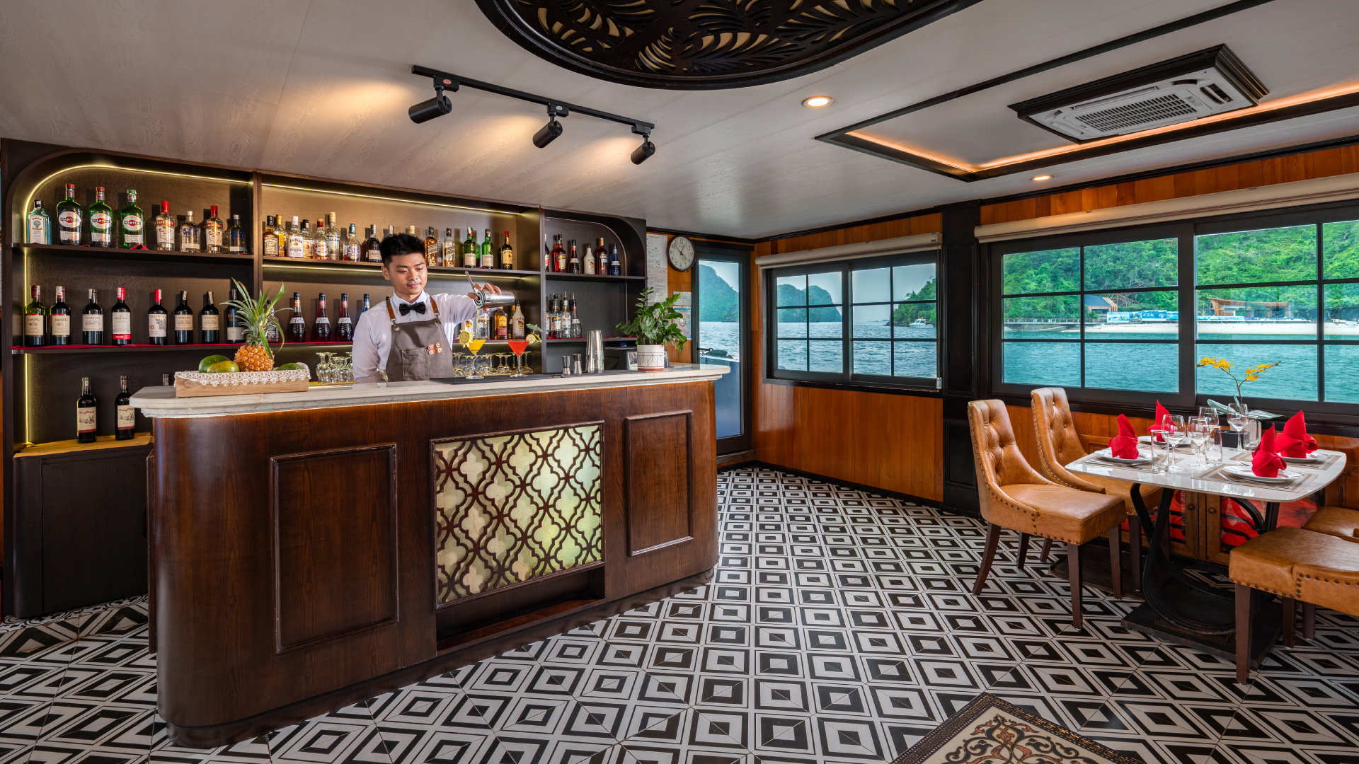 在酒吧小酌一杯,與親朋好友閒話家常,同時透過窗戶欣賞下龍灣的迷人景色。 在酒吧小酌一杯,與親朋好友閒話家常,同時透過窗戶欣賞下龍灣的迷人景色。