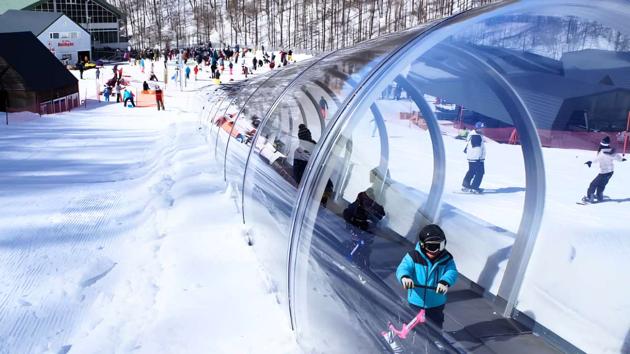 多層停車場直接連接到基地，因此您可以停車、搭乘手扶梯，然後直接踏上雪地，無需搭乘接駁車，也無需步行到租賃村。