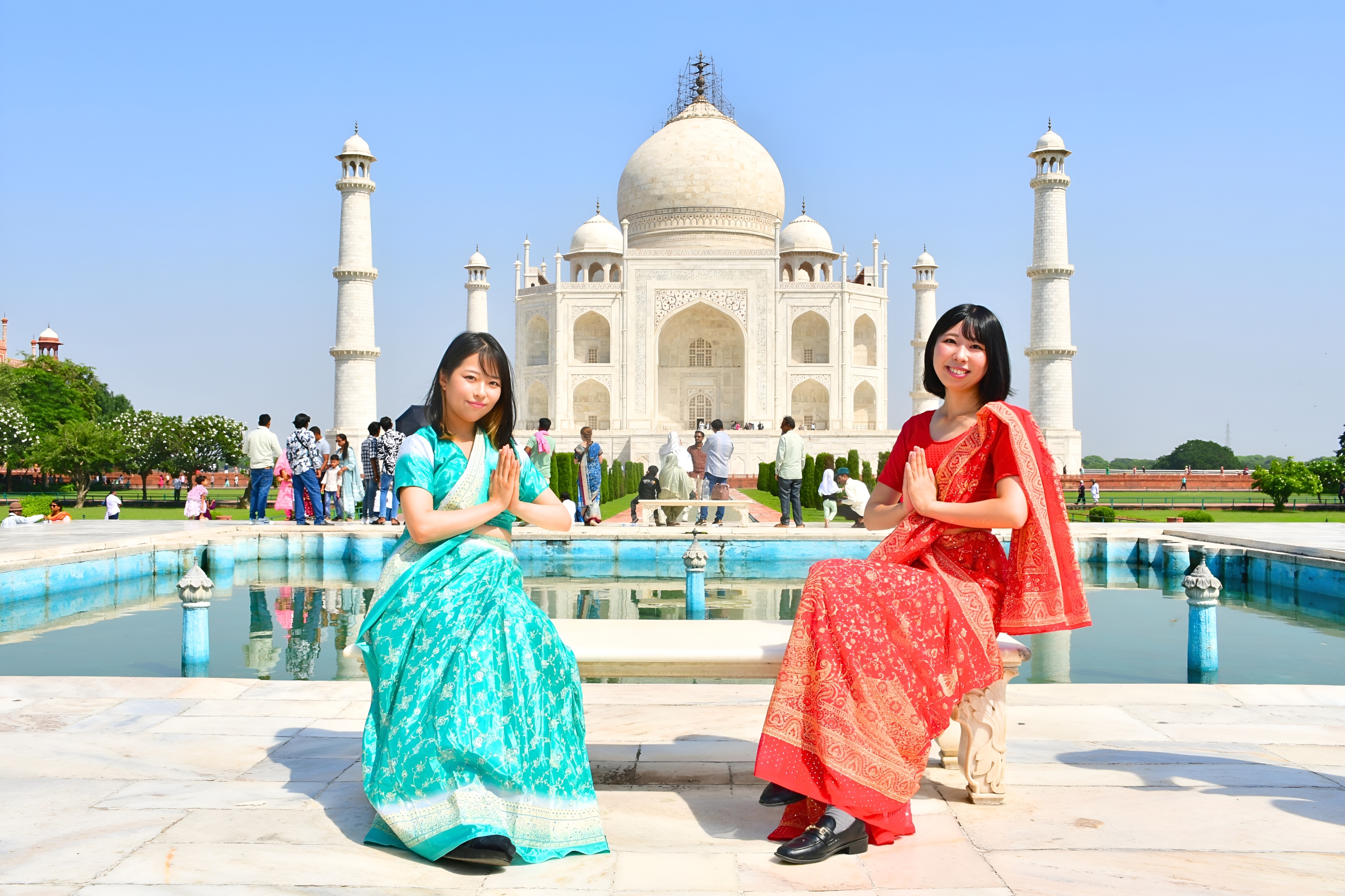 在導遊的帶領下，欣賞泰姬瑪哈陵的絕美風采，並在他的協助下，找到最佳的拍照地點。這裡可是著名的聯合國教科文組織世界遺產喔！探索其宏偉的建築，以及皇帝那段動人的愛情故事。