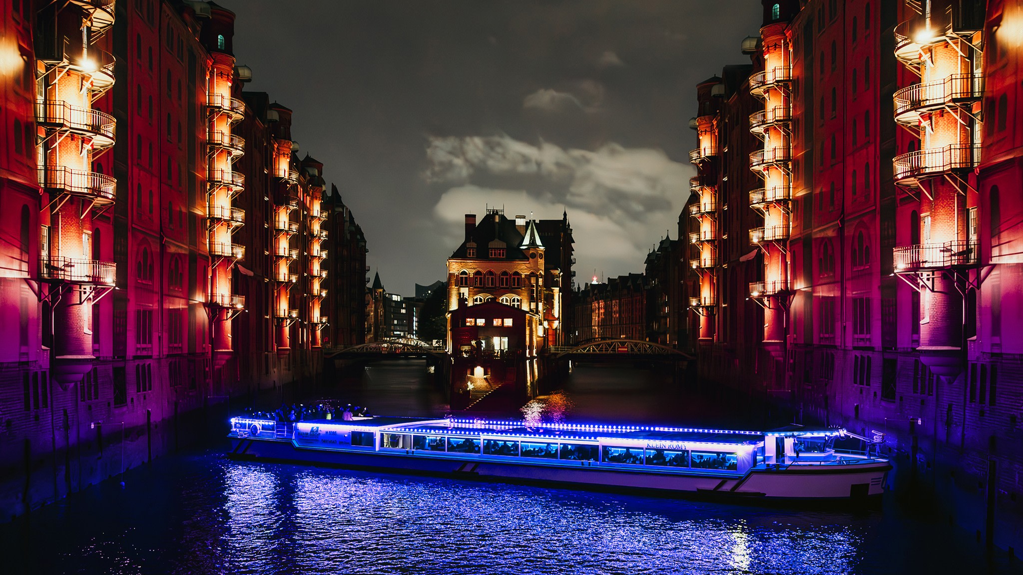 夜晚的倉庫城閃耀奪目,運河燈光輝映著漢堡 (Hamburg) 歷久彌新的魅力 夜晚的倉庫城閃耀奪目,運河燈光輝映著漢堡 (Hamburg) 歷久彌新的魅力