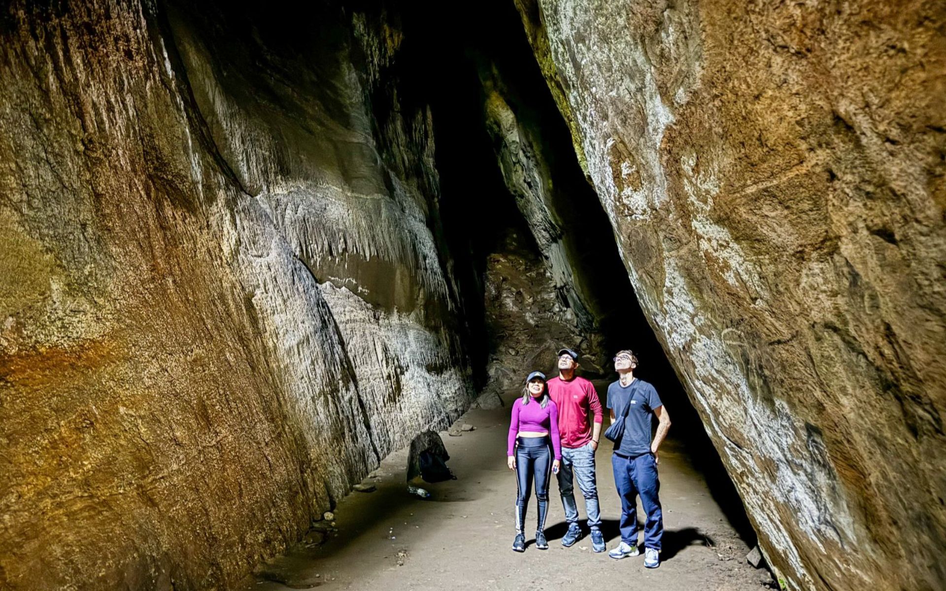 探索位於蒂茹卡雨林中心的「蝙蝠洞 (Bat Cave)」，這是一個令人驚嘆的天然洞穴。