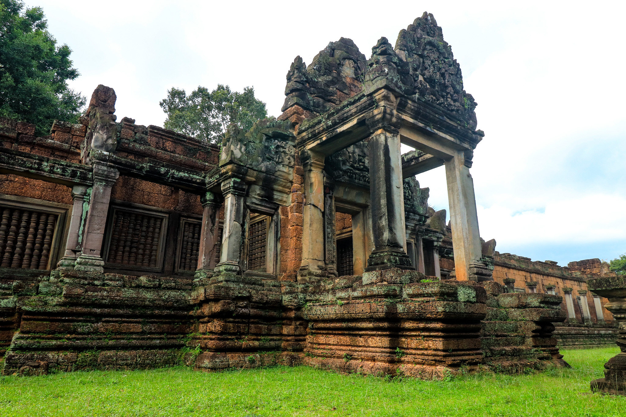 崩密列（Beng Mealea Temple）、女王宮（Banteay Srei Temple）和班提薩莫寺（Banreay Samre Temple）