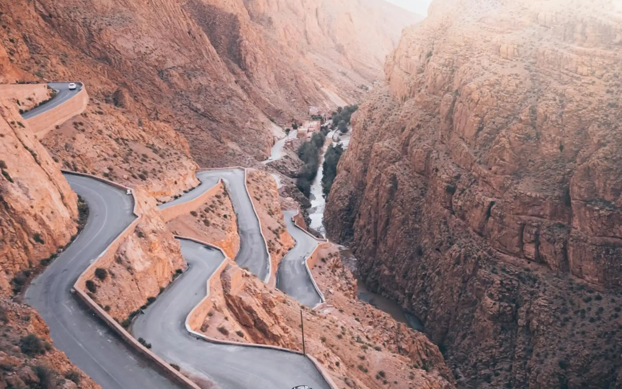 在我們的沙漠之旅中，見證穿越摩洛哥阿特拉斯山脈的奇妙旅程