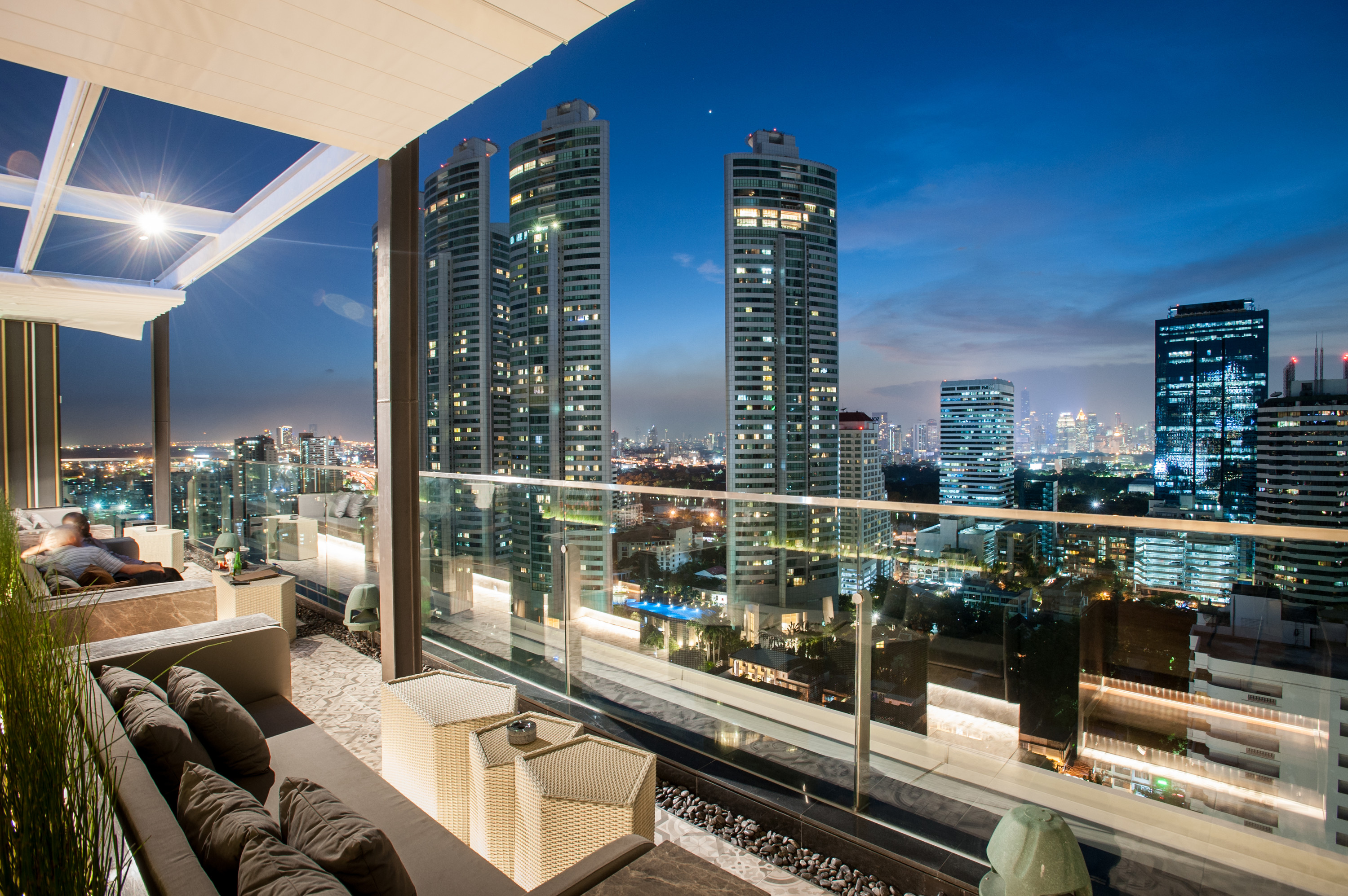 Sky on 20 Rooftop Bar at Novotel Bangkok Sukhumvit 20