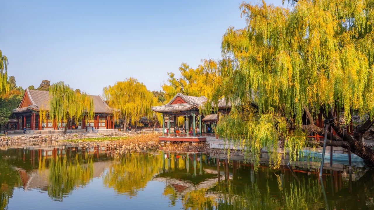 雪後的頤和園銀裝素裹，婉約秀美。亭臺樓閣，長橋飛樑，處處美如畫