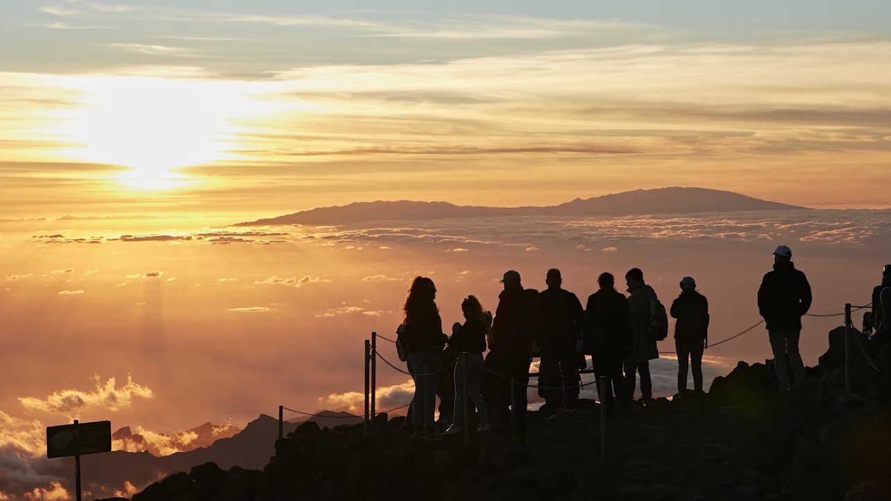 Witness a fiery sunset atop Spain’s highest peak, with views reaching Gran Canaria