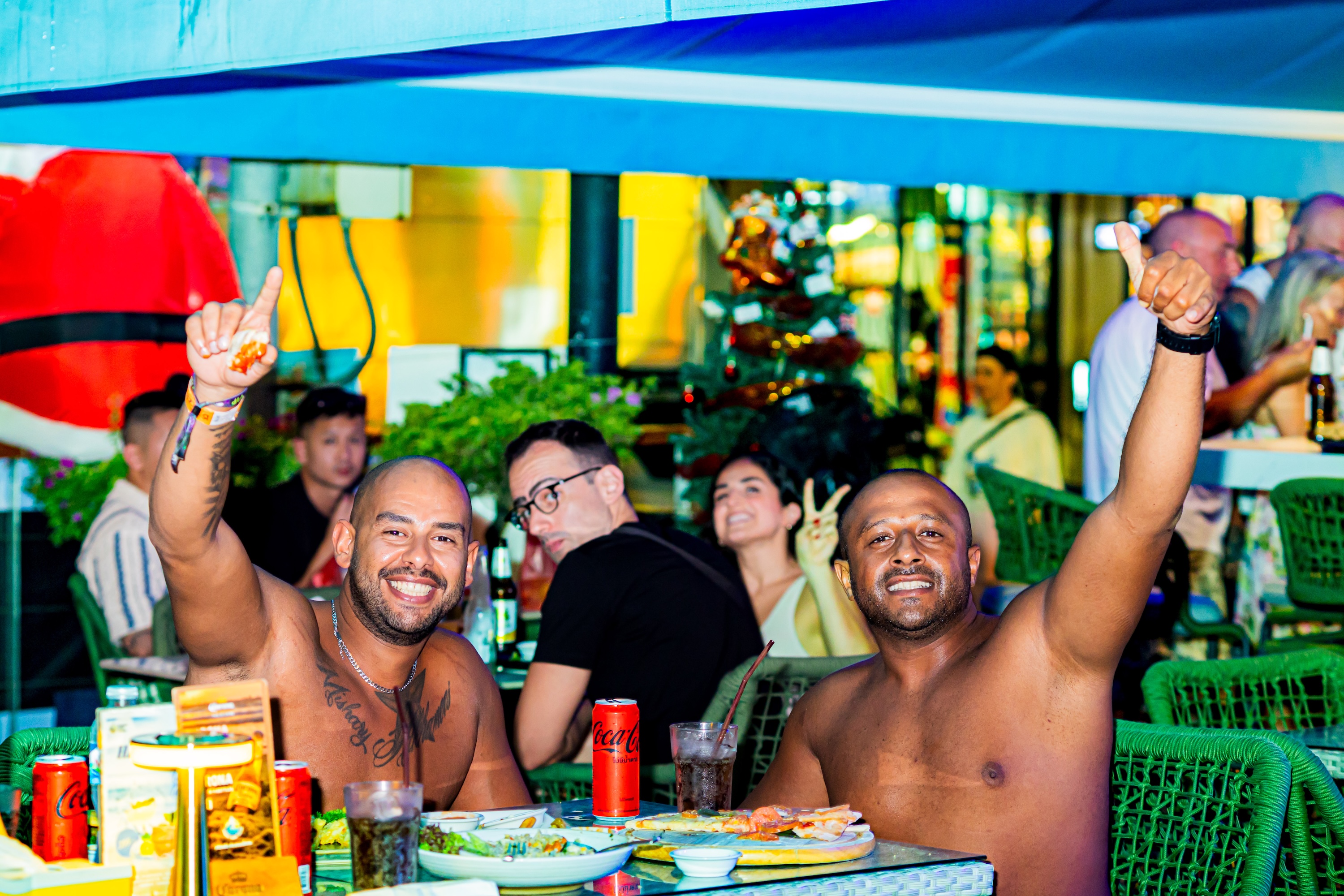 與好友們一同衝浪、享用美食 與好友們一同衝浪、享用美食