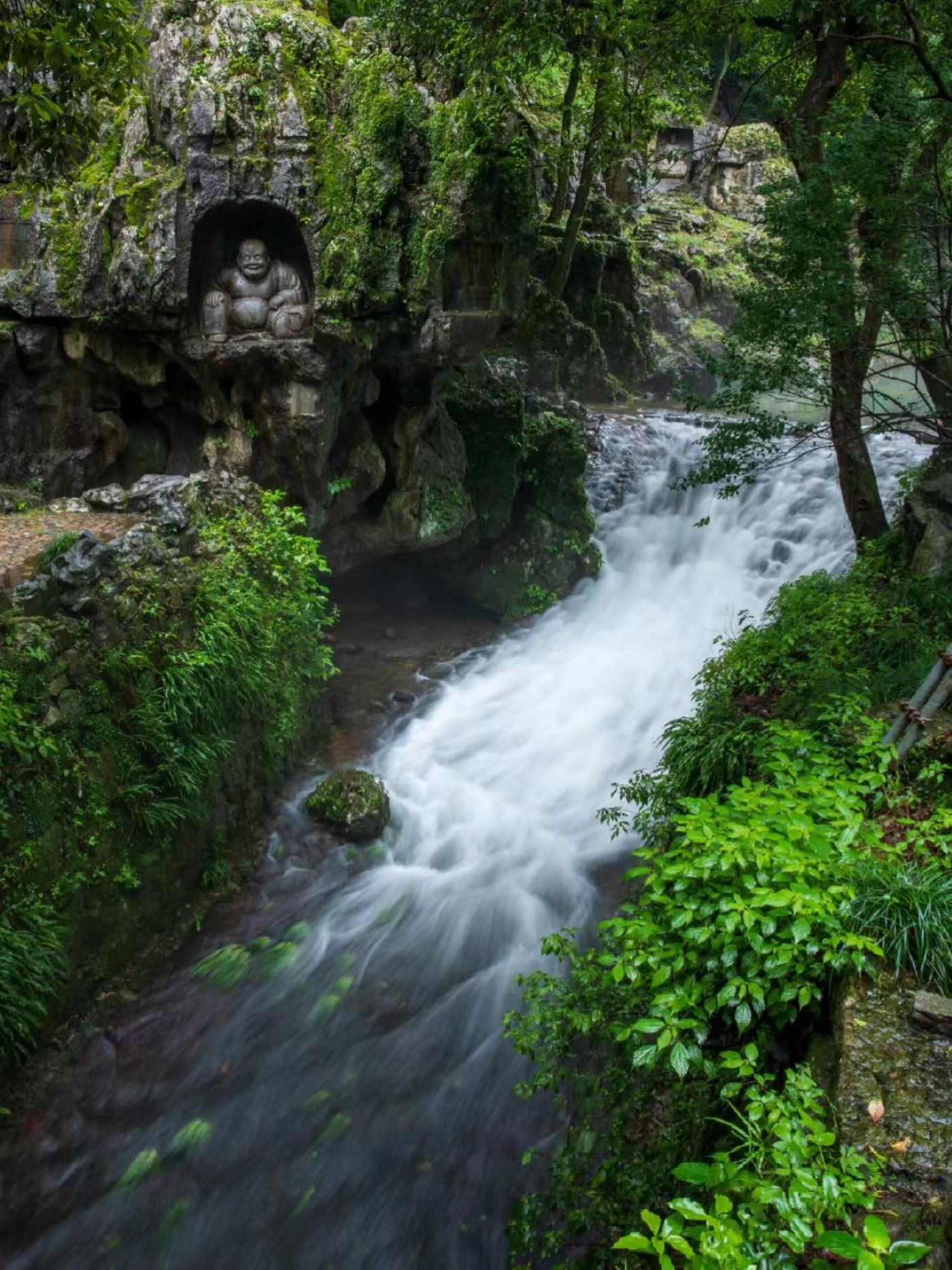 杭州3日漫遊(登靈隱寺飛來峰+賞西湖美景+觀雷鋒塔憶《白蛇傳》+逛清河坊南宋文化街+品乾隆御茶宴+江南風情+湖光山色+特色地方美食)