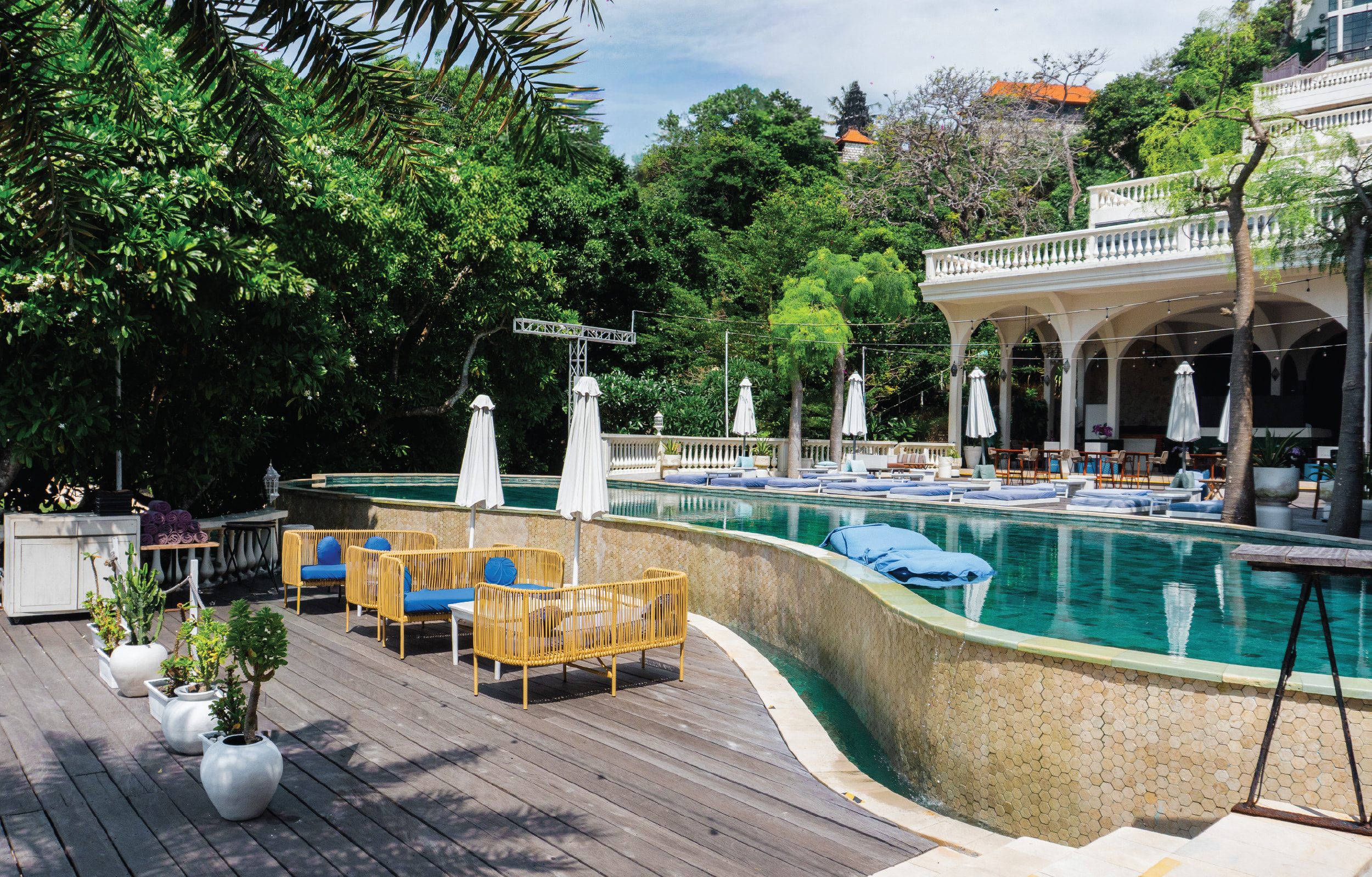 在CANNA的無邊泳池暢遊和放鬆