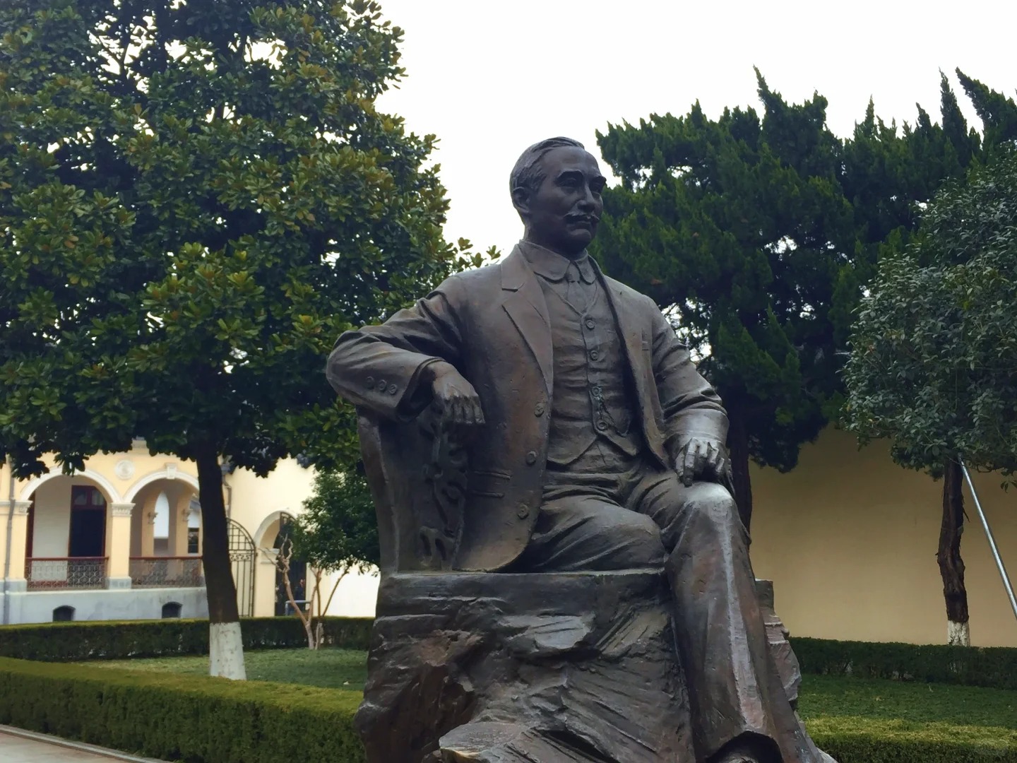 總統府作為歷史文化的特殊載體,將過往的記憶與當下的繁榮相連,成為城市的文化地標。 總統府作為歷史文化的特殊載體,將過往的記憶與當下的繁榮相連,成為城市的文化地標。