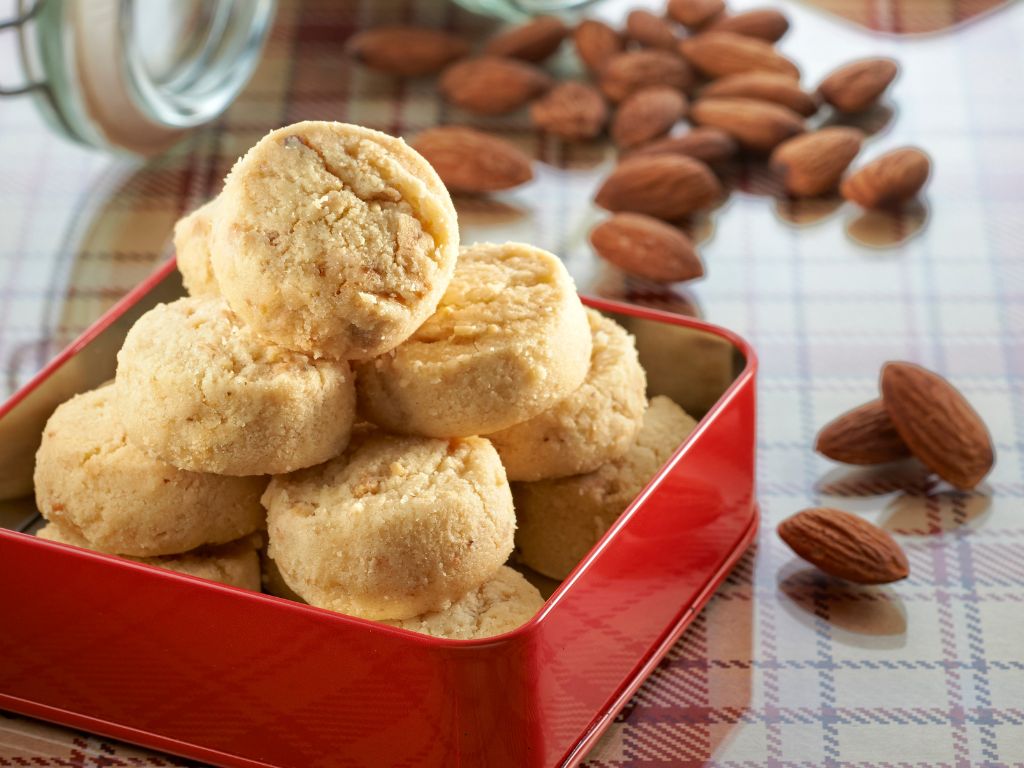 杏仁餅不僅美味，更象徵著錢幣，被認為能帶來好運。杏仁淡淡的鹹味中和了餅乾的甜度，深受各個年齡層的喜愛。