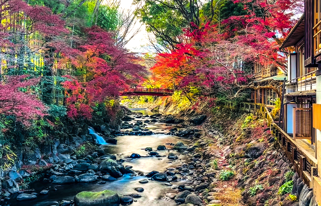 小鎮裡有五座紅色鐵橋橫跨桂川：桂橋、虎溪橋、楓橋、渡月橋、瀑下橋，據說女孩子許下心願走過這幾座橋，心願就能成真哦！