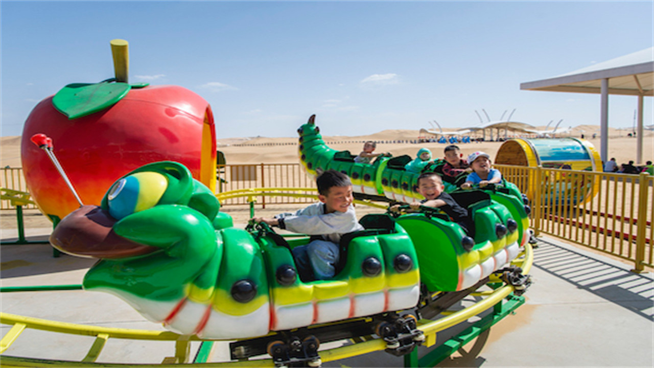 果蟲滑車、碰碰車、鞦韆樂園、沙漠小火車等，都是孩子喜歡的溫和項目