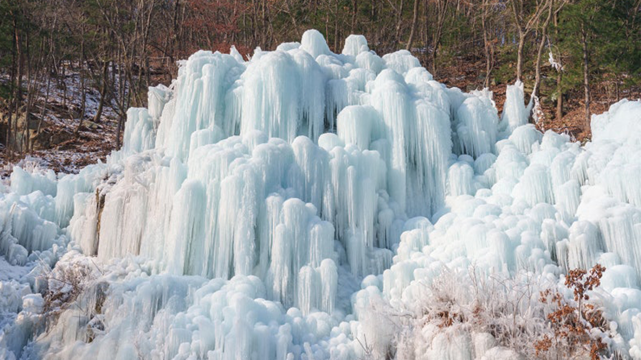 冬季山間空氣格外清新，每一次呼吸都彷彿吸入純淨的冷空氣——非常適合想逃離城市、享受冬日戶外魅力的旅客。