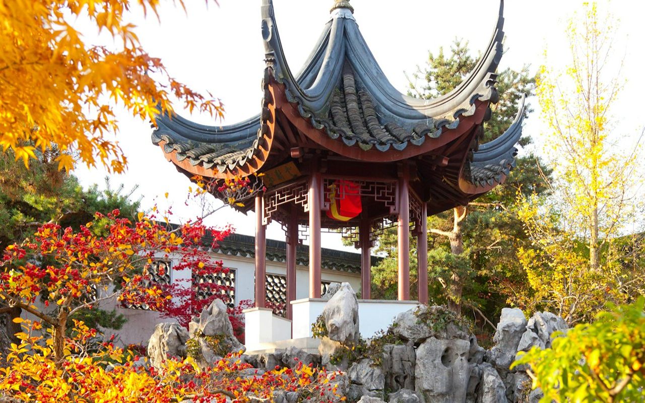 參加導覽花園之旅，探索秋季的繽紛色彩與豐富歷史。