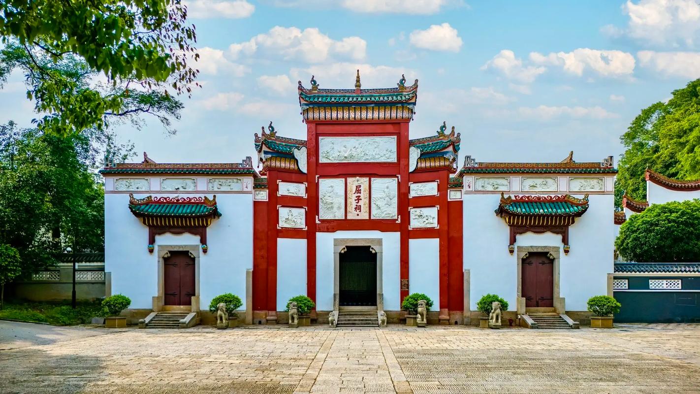 穿越千年與屈老夫子面對面。祠內古木參天,香火繚繞,每一縷青菸都訴說著《離騷》的哀怨與不屈,讓人不禁低吟“路漫漫其修遠兮,吾將上下而求索”。 穿越千年與屈老夫子面對面。祠內古木參天,香火繚繞,每一縷青菸都訴說著《離騷》的哀怨與不屈,讓人不禁低吟“路漫漫其修遠兮,吾將上下而求索”。