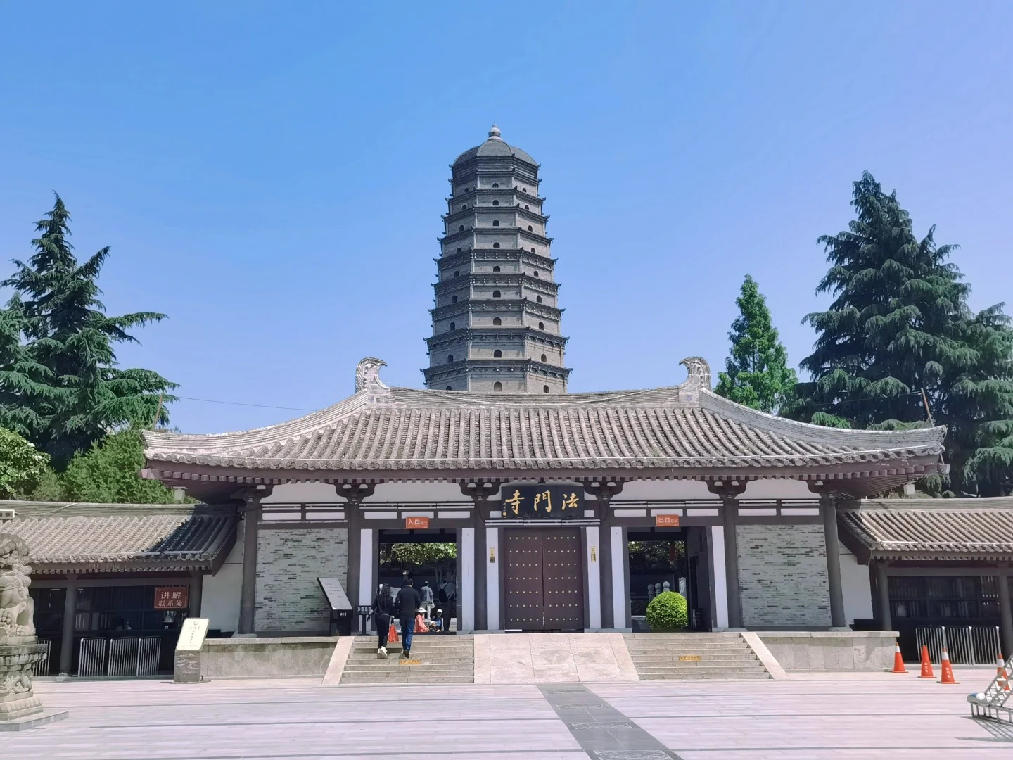 法門寺內古色古香的般若堂（藏經樓），紅柱白牆配飛簷斗拱，懸掛的 “法門寺” 紅燈籠盡顯唐風古韻