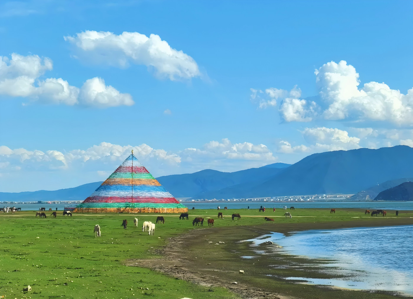 納帕海依拉草原：七彩經幡堆立於湖畔，牛馬閒步草甸，高原原野遼闊治癒