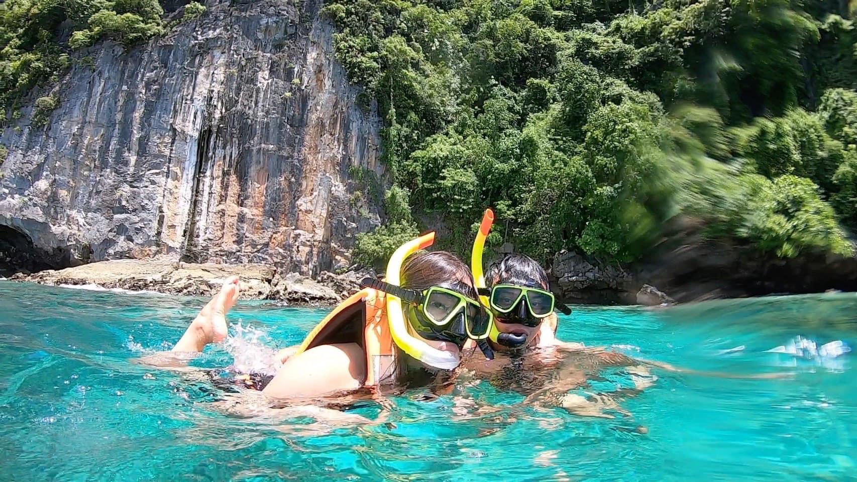 🐠 潛入色彩繽紛的海底世界！直接從船上跳入清澈的海水中，在充滿活力的熱帶魚群中浮潛——為所有年齡段的人帶來難忘的體驗！🌊✨