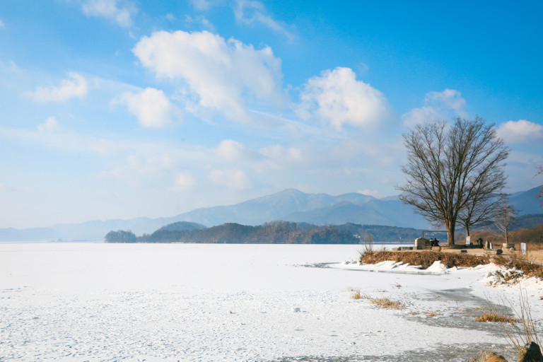 河川凍結成靜止的畫面，晨霧在寂靜的景色中飄蕩。
沉浸在冬日寧靜氛圍中，感受楊平兩水頭 (Dumulmeori) 的靜謐魅力。