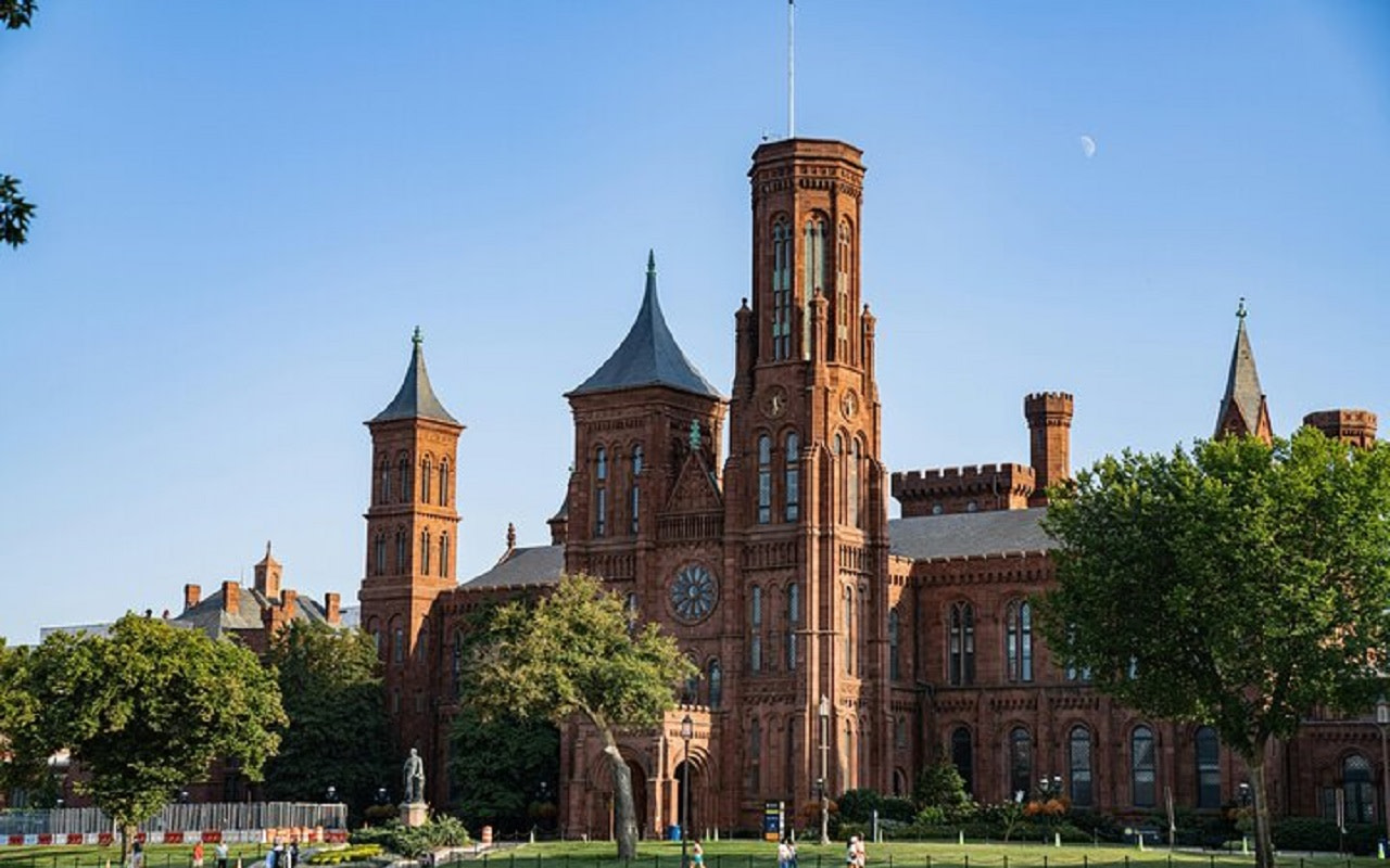 在戲劇性的夜間天際線背景下，欣賞高聳的華盛頓紀念碑。