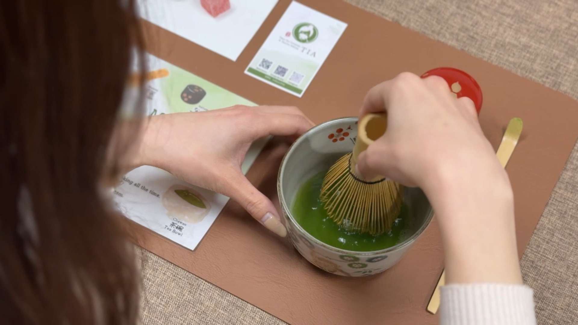 在專業茶藝師的逐步指導下,掌握完美的抹茶沖泡技藝。 在專業茶藝師的逐步指導下,掌握完美的抹茶沖泡技藝。