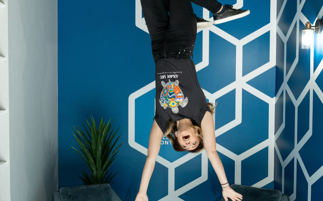 在顛倒屋挑戰地心引力，擺出逗趣的倒立姿勢吧！